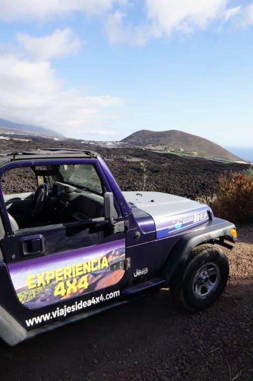 jeep 4x4 en mal país volcánico de la palma